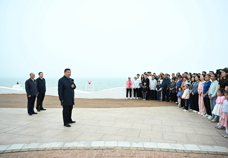5月22日至24日，中共中央總書記、國家主席、中央軍委主席習近平在山東考察。這是22日下午，習近平在日照市陽光海岸綠道同市民和游客親切交流。