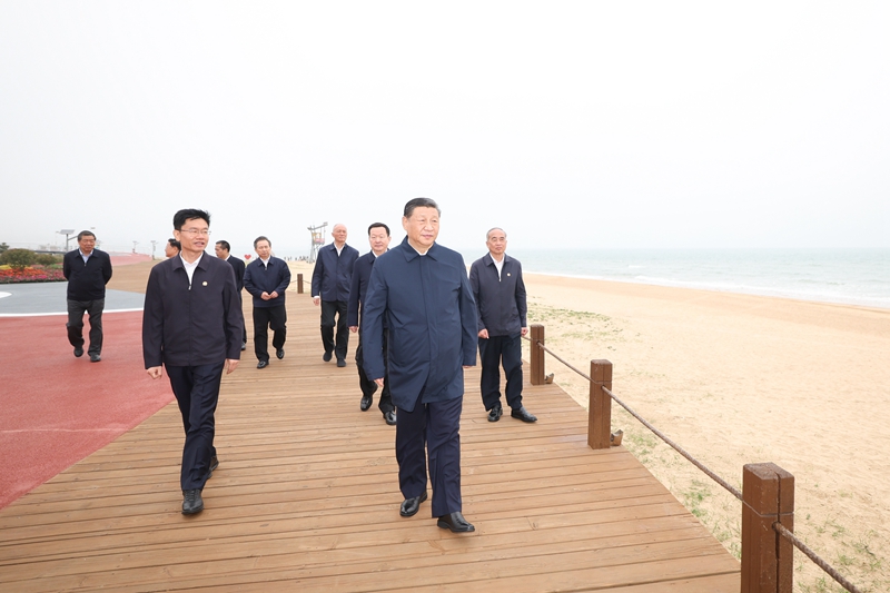 5月22日至24日，中共中央總書記、國家主席、中央軍委主席習近平在山東考察。這是22日下午，習近平在日照市陽光海岸綠道考察。