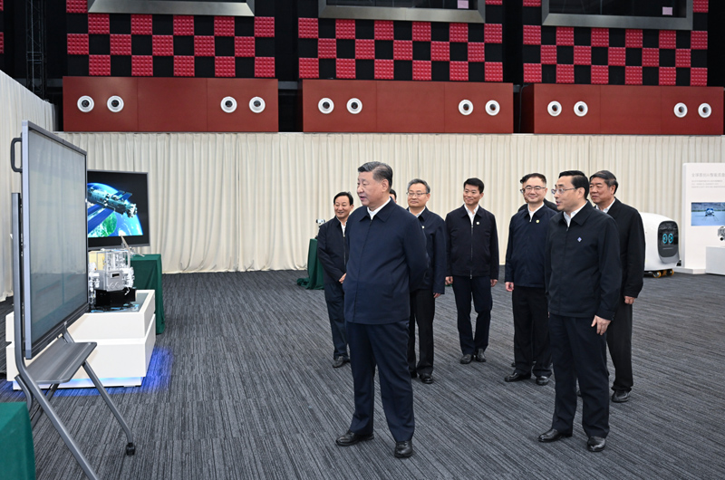 10月17日至18日,中共中央總書記、國(guó)家主席、中央軍委主席習(xí)近平在安徽考察。這是17日下午,習(xí)近平在合肥濱湖科學(xué)城察看安徽省重大科技創(chuàng)新成果集中展示。