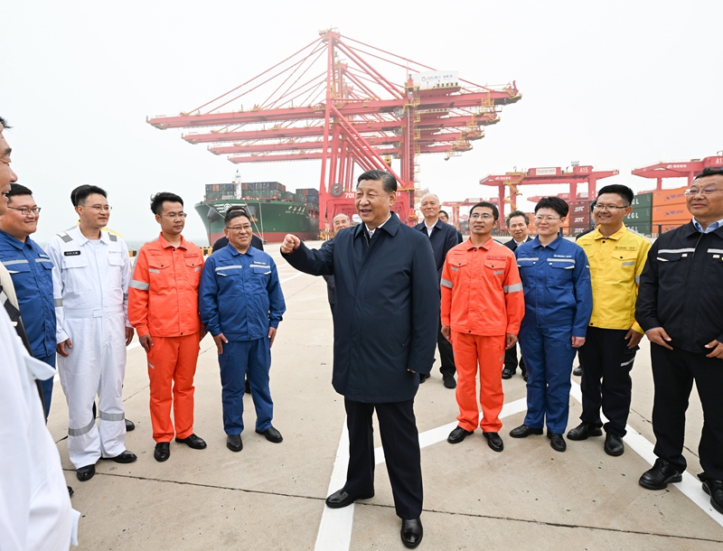 ??5月22日至24日，中共中央總書記、國家主席、中央軍委主席習近平在山東考察。這是22日下午，習近平在日照港親切慰問港口科技工作者、運營人員、航運人員。 