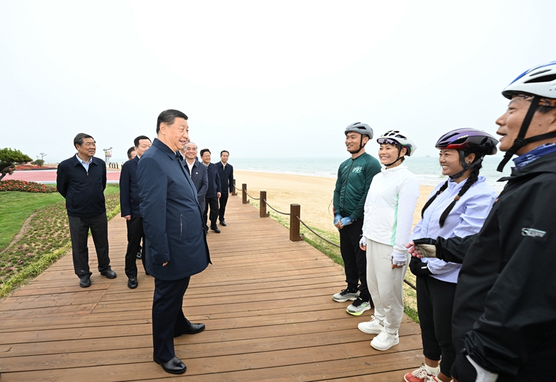 5月22日至24日，中共中央總書記、國家主席、中央軍委主席習近平在山東考察。這是22日下午，習近平在日照市陽光海岸綠道同市民親切交流。