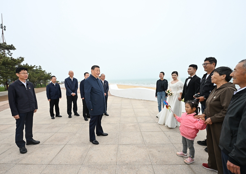 5月22日至24日，中共中央總書記、國家主席、中央軍委主席習近平在山東考察。這是22日下午，習近平在日照市陽光海岸綠道同市民親切交流。